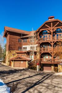 un gran edificio de madera con una gran terraza en The Lodge at Brookside A Perfect Mountain Getaway, en Avon