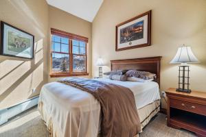 un dormitorio con una cama y una ventana en The Lodge at Brookside A Perfect Mountain Getaway, en Avon