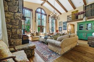 Posezení v ubytování Secluded Single Family Home In BC, Views, Hot Tub