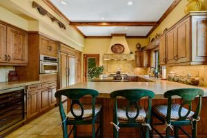 Kuchyň nebo kuchyňský kout v ubytování Secluded Single Family Home In BC, Views, Hot Tub