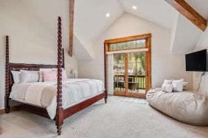 a bedroom with a swing bed and a window at Cozy Spacious Mountain Home Close To Everything in Minturn