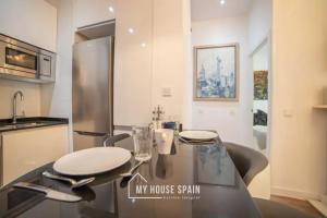 Kuchyň nebo kuchyňský kout v ubytování MyHouseSpain - Vacacional piso de lujo en Lavapiés