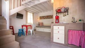 Η κουζίνα ή μικρή κουζίνα στο Chic & Modern Apartments with swim access