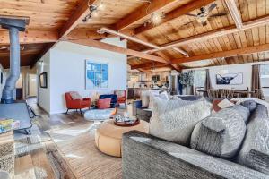 Istumisnurk majutusasutuses Amazing 5BR Hot Tub Game Room Mountain Views