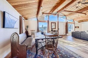 Istumisnurk majutusasutuses Amazing 5BR Hot Tub Game Room Mountain Views