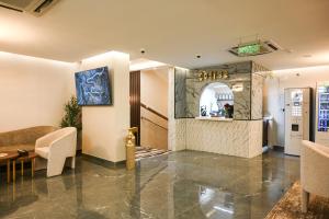 a lobby with a couch and a table at فندق فيوليت الفندقية Violet Hotel in Yanbu