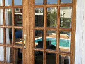 Basen w obiekcie Villa Adel 56, private heated pool, parking lub w pobliżu