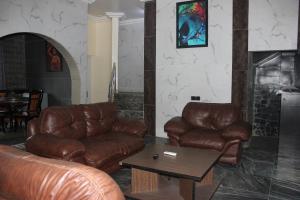 Posezení v ubytování Adbates Suites and Recreation