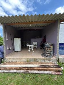 פטיו או אזור חיצוני אחר ב-Aluga-se quarto com piscina