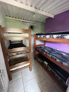 מיטה או מיטות קומותיים בחדר ב-Aluga-se quarto com piscina