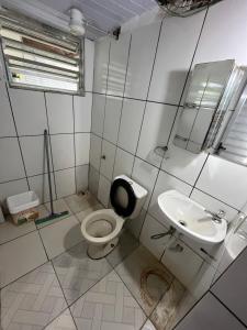 חדר רחצה ב-Aluga-se quarto com piscina