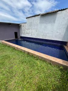 בריכת השחייה שנמצאת ב-Aluga-se quarto com piscina או באזור