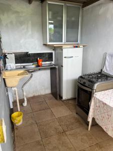 מטבח או מטבחון ב-Aluga-se quarto com piscina