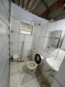 חדר רחצה ב-Aluga-se quarto com piscina