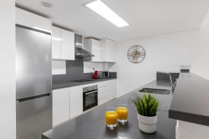 Kuchyňa alebo kuchynka v ubytovaní New apartment with sea view and pool