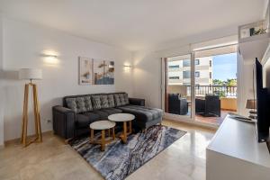 Posedenie v ubytovaní New apartment with sea view and pool