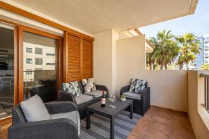 Posedenie v ubytovaní New apartment with sea view and pool