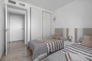 Posteľ alebo postele v izbe v ubytovaní New apartment with sea view and pool