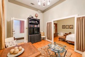 Ruang duduk di Dtwn Decatur Apt Walk to Restaurants and Shops