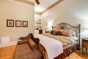 Katil atau katil-katil dalam bilik di Dtwn Decatur Apt Walk to Restaurants and Shops