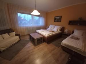 A bed or beds in a room at Sándor Apartman