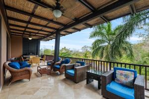 Ruang duduk di Spacious 4 Bedroom Condo Pool