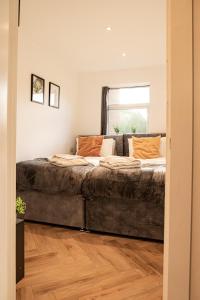 Katil atau katil-katil dalam bilik di Cosy 2 Bedroom Apartment - Free Parking, Fast WiFi and Smart TV by Tejza Property