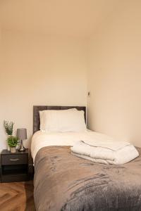 Katil atau katil-katil dalam bilik di Cosy 2 Bedroom Apartment - Free Parking, Fast WiFi and Smart TV by Tejza Property