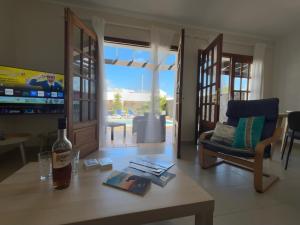 salon z butelką wina na stole w obiekcie Villa Adel 56, private heated pool, parking w mieście Playa Blanca