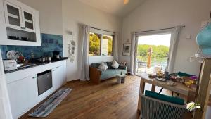 Kuchyň nebo kuchyňský kout v ubytování CoralBay Bungalows Solarte + 37 fotografií