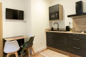 a kitchen with a sink and a microwave at T2 Ed Warner in Narbonne +16 photos