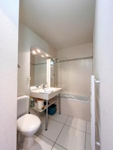 プルゴンヴランにあるAppartement Cosy, terrasse vu mer, piscine, Sauna - WarmHouseの洗面台、トイレ、浴槽を備えたバスルーム