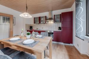 Η κουζίνα ή μικρή κουζίνα στο Ferienwohnung Moselblick Bernkastel-Kues +21 φωτογραφίες