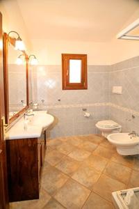 Ένα μπάνιο στο Residence with swimming pool just 5 minutes from Budoni, apartments with air conditoning and private outdoor area