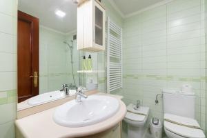 Bilik mandi di Estudio moderno con parking by CABANA Rentals
