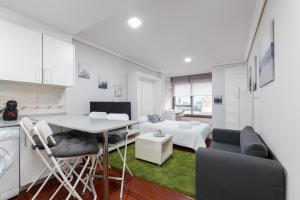Televisyen dan/atau pusat hiburan di Estudio moderno con parking by CABANA Rentals