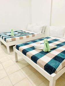 Postel nebo postele na pokoji v ubytování Glo's Space Boracay Dmall By TripzyFun