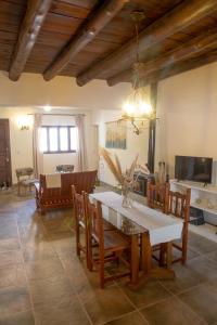 a kitchen and dining room with a table and chairs at Casa en el corazón de Huacalera, Jujuy in Tilcara