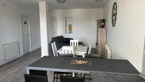 a kitchen and living room with a table and chairs at Apartamento nuevo casco antiguo in Ponferrada