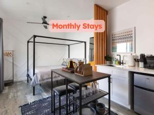 cocina con mesa en el centro de una habitación en Sleek Luxury Studio with Patio LAX & Beach Access, en Los Ángeles