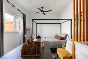 Ruang duduk di Sleek Luxury Studio with Patio LAX & Beach Access