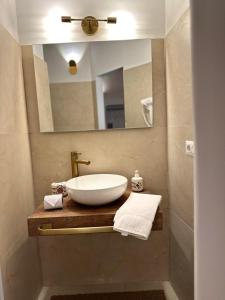 une salle de bain avec un lavabo et un miroir dans l'établissement Ai 13 Gradoni di Chiaia, à Naples