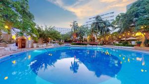 A piscina localizada em Oasis Palm - All Inclusive ou nos arredores