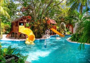 A piscina localizada em Oasis Palm - All Inclusive ou nos arredores