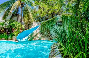 A piscina localizada em Oasis Palm - All Inclusive ou nos arredores