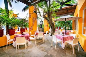 Um restaurante ou outro lugar para comer em Oasis Palm - All Inclusive