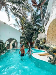 A piscina localizada em Oasis Palm - All Inclusive ou nos arredores