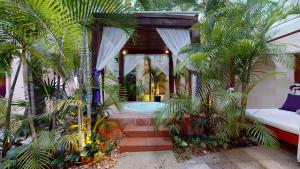 Um jardim em Oasis Palm - All Inclusive