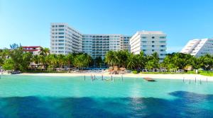 Una vista de una playa con palmeras y edificios. en The Sens Cancun by Oasis - All Inclusive, en Cancún