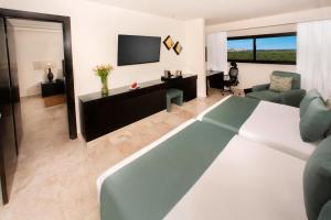 TV a/nebo společenská místnost v ubytování Smart Cancun the Urban Oasis